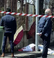  ??  ?? Il luogo Il corpo di Imma Villani davanti alla scuola della figlia