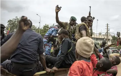  ?? Foto: tt-AP ?? Soldater möttes av glada pojkar på gatorna i Bamako på onsdagen, dagen efter kuppen mot presidente­n Ibrahim Boubacar Keïtas styre.
