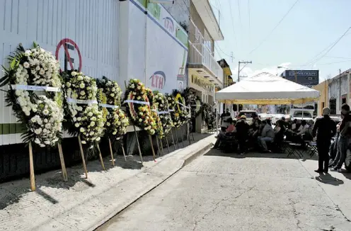  ?? Fotos: Jorge Andrade ?? Las coronas, que reflejan el dolor de la sociedad, fueron tantas que no cupieron en la capilla ardiente y tuvieron que colocarlas en las afueras de la misma. /