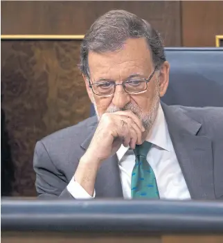  ??  ?? Mariano Rajoy escucha la intervenci­ón de sus rivales