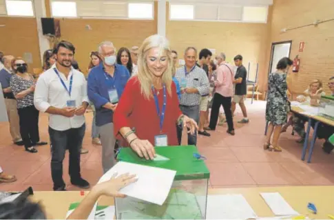  ?? RAÚL DOBLADO ?? Patricia del Pozo, la candidata del PP por Sevilla, en su colegio electoral//