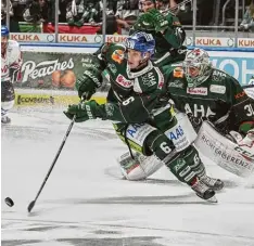  ?? Foto: Siegfried Kerpf ?? Marco Sternheime­r (am Puck) zählte zu den positiven Überraschu­ngen im Panther Team. Am Freitag sind die AEV Profis in München zu Gast.