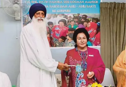  ?? PIC BY HAFIZ SOHAIMI ?? Bakti president Datin Seri Rosmah Mansor handing over contributi­ons to Gurpuri Foundation founder Giani Sukhdaiv Singh at the home in Ampang, Selangor, yesterday.