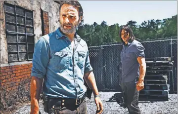  ?? FOX ?? VIVEN. Rick y Daryl, sedientos de venganza, van a la carga por Negan en The Walking Dead.