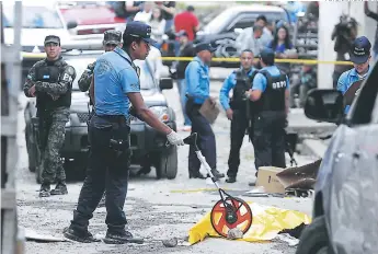  ?? FOTO: ESTALIN IRÍAS ?? En un sucio callejón del mercado Álvarez quedaron tendidos los cuerpos de los jóvenes.