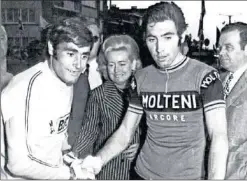  ??  ?? Luis Ocaña saluda a Eddy Merckx: dos genios del ciclismo.