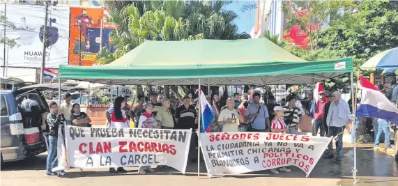  ??  ?? Los manifestan­tes se instalaron en la rotonda Reloj de Ciudad del Este para solicitar la prisión del acusado senador Javier Zacarías Irún y Sandra McLeod, cartistas.