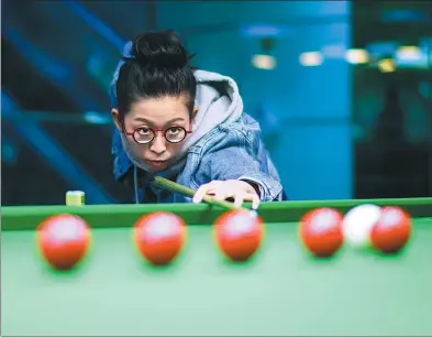  ?? ANTHONY WALLACE / AFP ?? Women's snooker world champion Ng On-yee of Hong Kong takes a shot during a March 9 training session.