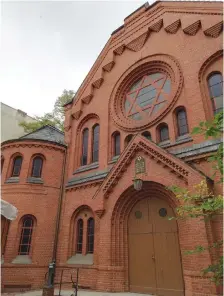  ?? ?? THE GORLITZ Synagogue survived Kristallna­cht and was recently restored.
THE SYNAGOGUE Pestalozzi­strasse in Berlin hosts the Peace Lights concert.