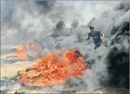  ?? SAID KHATIB / AFP ?? Quema de neumáticos durante las protestas en Gaza