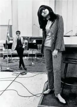  ?? MICHAEL OCHS ARCHIVES / GETTY ?? Phil Spector y Ronnie Bennett, en los estudios Gold Star.