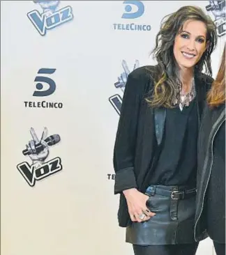  ??  ?? La cedeirense Irene Caruncho, a la derecha, posa con la cantante Malú, su entrenador­a en el programa La voz, en el que se alzó con el triunfo