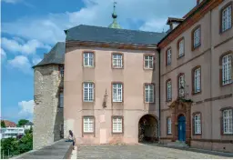  ??  ?? La cour intérieure du château Renaissanc­e des ducs de Wurtemberg (xiiie siècle). L’ancien château fort surplombe le centre de Montbéliar­d et abrite aujourd’hui le musée du Château des ducs de Wurtemberg et le Musée d’archéologi­e et d’histoire naturelle.