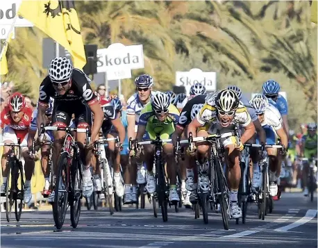  ??  ?? As close as it gets, Cavendish and Haussler sprint head to head at the 2009 San Remo