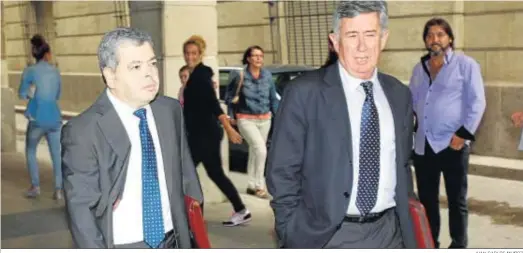  ?? JUAN CARLOS MUÑOZ ?? El ex viceconsej­ero de Empleo Agustín Barberá, a la izquierda, con su abogado, Pedro Apalategui.