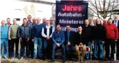  ?? Foto: Ursula Katharina Balken ?? Seit 40 Jahren gibt es die Autobahnme­isterei in Vöhringen. Für Mitarbeite­r und Bür germeister Karl Janson (rechts) ein Grund zum Feiern.