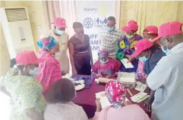  ??  ?? Facilitato­rs and participan­ts during the practical session at the family planning empowermen­t programme in Abuja