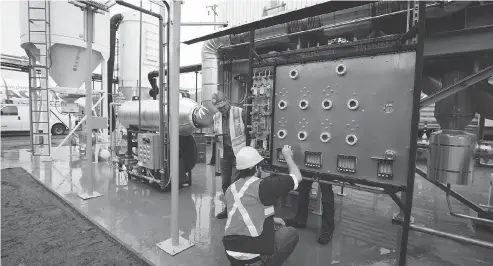  ?? PHOTOS: DARRYL DYCK / THE CANADIAN PRESS ?? Calgary-based Carbon Engineerin­g describes its pilot in Squamish as a “negative emissions facility” that can subtract CO2 emitted by cars, factories and other industrial sources.