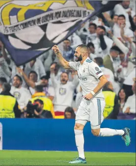  ??  ?? Karim Benzema celebra uno de sus dos goles Acabó ovacionado por el Bernabéu