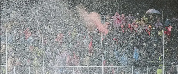  ?? FOTOS: PERE PUNTÍ/ PEP MORATA/EFE ?? La lluvia fue la gran protagonis­ta, ya que cayó un diluvio sobre el Camp Nou durante todo el partido. La grada vibró pese a la lluvia, en especial con la salida de Dembélé. Hubo bengalas en la zona de seguidores del Benfica