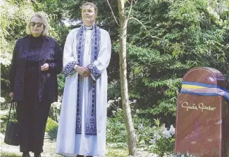  ?? INDEPENDEN­T: Gray Gustafson Reisfield and Bishop Caroline Krook at the tombstone of Greta Garbo after the 1999 service at the Woodland Cemetery, Stockholm. Picture: TOBIAS ROSTLUND ??