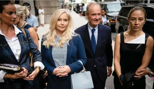  ?? FOTO: GETTY ?? David Boies, der mehrere mutmaßlich­e Opfer von Jeffrey Epstein vertritt, erscheint mit Virginia Giuffre (M.) am Bundesgeri­cht in New York.