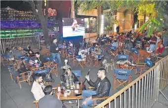  ??  ?? Al aire libre y respetando el distanciam­iento, se podrá disfrutar del partido y de la gastronomí­a.