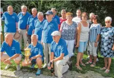  ?? Foto: un ?? Das Kneippstäd­ter Pétanque‰Team (blaue Hemden) freute sich über den knappen Sieg über die Gäste der BVSG Mindelheim.