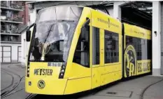  ?? KEYSTONE ?? Jungfernfa­hrt mit Pokal: Nun kurvt ein YB-Tram durch Bern.