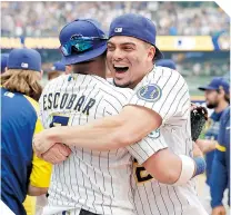  ?? ?? Willy Adames y Eduardo Escobar celebraron el triunfo que les dio el título de su división.