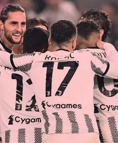  ?? ?? Fare gruppo Un abbraccio di giocatori della Juve dopo un gol: per i bianconeri in questo periodo sarà fondamenta­le la capacità di restare uniti e compatti.