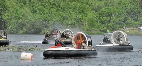  ?? | PHOTO : OUEST-FRANCE ?? Au show nautique de Saint-Dolay, les aéroglisse­urs peuvent aller jusqu’à 120 km/h !