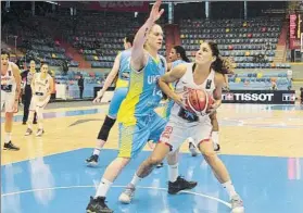  ?? FOTO: EFE ?? Marta Xargay intenta superar la defensa de Iagupova, gran figura de Ucrania