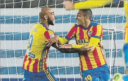  ?? FOTO: EFE ?? Los delanteros del Valencia Simone Zaza y Rodrigo Moreno están destrozand­o las redes rivales en este arranque de temporada