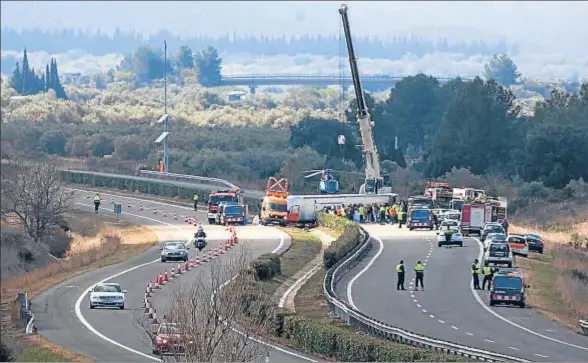  ?? AP ?? El conductor del autocar dio un volantazo e invadió el carril contrario en un tramo en el que se han producido más accidentes graves