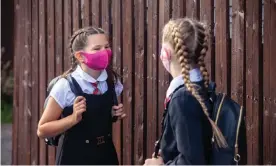  ?? Photograph: Richard Newton/Alamy ?? Schoolchil­dren in masks: headteache­rs are adopting widely differing policies about selfisolat­ion if a pupil tests positive.