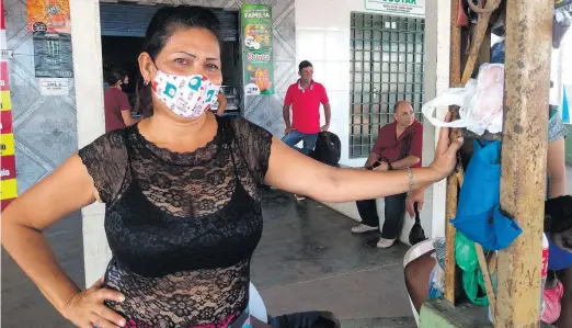  ?? FOTOS: TÚLIO KRUZE/ESTADÃO – 26/9/2020 ?? Imunidade de rebanho? A venezuelan­a Doris Malavel diz que ela e mais 30 vizinhos da zona rural de Boa Vista foram contaminad­os pelo coronavíru­s