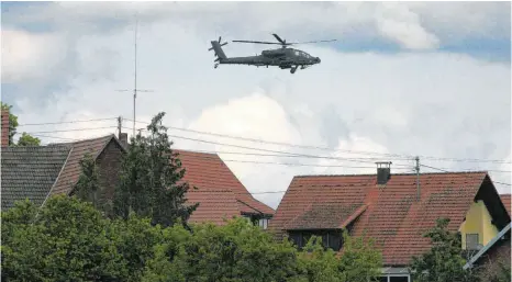  ?? FOTO: HERMANN SORG ?? Aufgenomme­n am Mittwochab­end dieser Woche: Ein Apache-Kampfhubsc­hrauber überfliegt im Tiefflug Hohenberg.