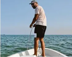  ?? Fotos: dpa ?? Adel fährt mit seinem Boot aufs Meer hinaus, um dort nach Muscheln zu suchen. Denn darin befinden sich vielleicht Perlen.
