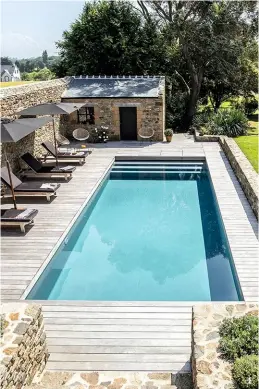  ??  ?? 1. Une réalisatio­n de caractère pour cette piscine de 9,5 x 4,75 m. Son revêtement gris anthracite est associé à un vaste escalier immergé. L’Esprit Piscine