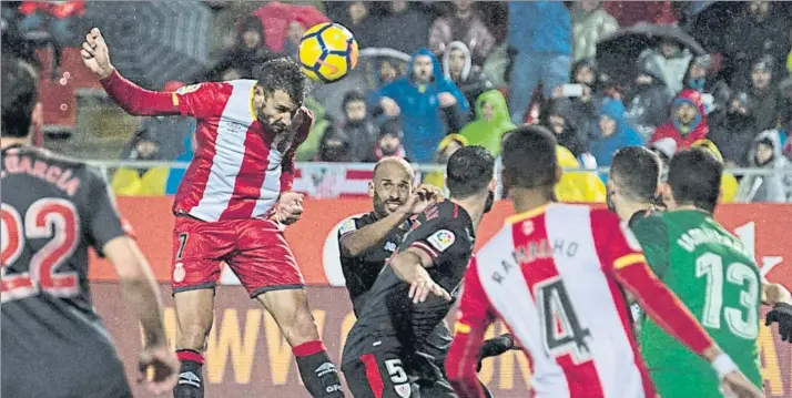  ?? FOTO: PERE PUNTÍ ?? Rentabilid­ad a destacar El Girona, con el presupuest­o más bajo de todos los equipos de la Liga, se impuso al Athletic, con la séptima partida económica, en Montilivi, en un partido en el que fue netamente superior