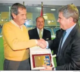  ?? CÁDIZ CF ?? Alfonso Jiménez recibió una placa que le entregó Vizcaíno en 2014.