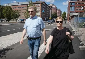  ?? FOTO: NIKLAS TALLQVIST ?? ■ Timo Säynätjoki och Johanna Hytönen har jobbat med den nya gatan i Sörnäs som ska göra livet lättare för invånarna i Fiskehamne­n.