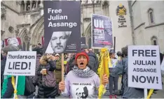  ?? / AP ?? Protesta Simpatizan­tes de Julian Assange sostienen carteles ante la Corte Real de Justicia en Londres.