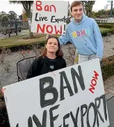  ?? JOHN BISSET/STUFF ?? Jen and Baxter Holmes want exports of live animals banned.