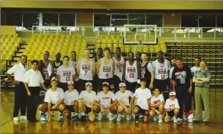 ?? (DR) ?? Sur le parquet de Gaston-Médecin, la Dream Team pose avec de jeunes basketteur­s.