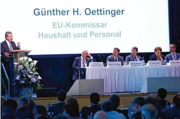  ?? Fotos: Alexander Kaya ?? EU Kommissar Günther Oettinger (am Rednerpult) sprach leidenscha­ftlich über Europa. Seinen Ausführung­en folgten (von links): Politikwis­senschaftl­er Jürgen W. Falter, Landkreist­ags Präsident Christian Bernreiter, geschäftsf­ührendes Präsidialm­itglied des...