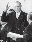  ?? FOTO: DPA ?? Adenauer wird 1957 zum dritten Mal als Bundeskanz­ler vereidigt.