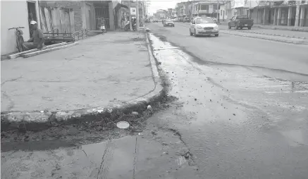  ??  ?? DERRAME. El agua con barro que surge desde el interior ha provocado accidentes en la zona.