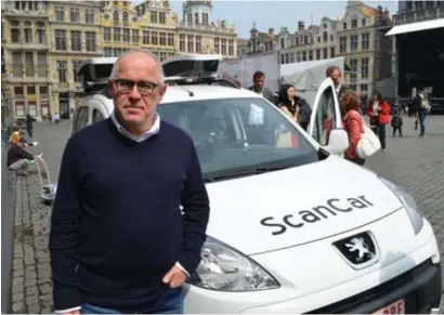  ?? © amg ?? Alex Geraerdts, directeur van de cel parkeren van de stad bij een scanauto: tot 18.000 controles per dag.